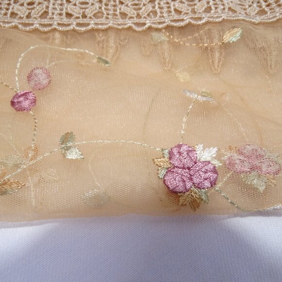 Stunning Sheer Square table topper with lace edging - Picture 8 of 8